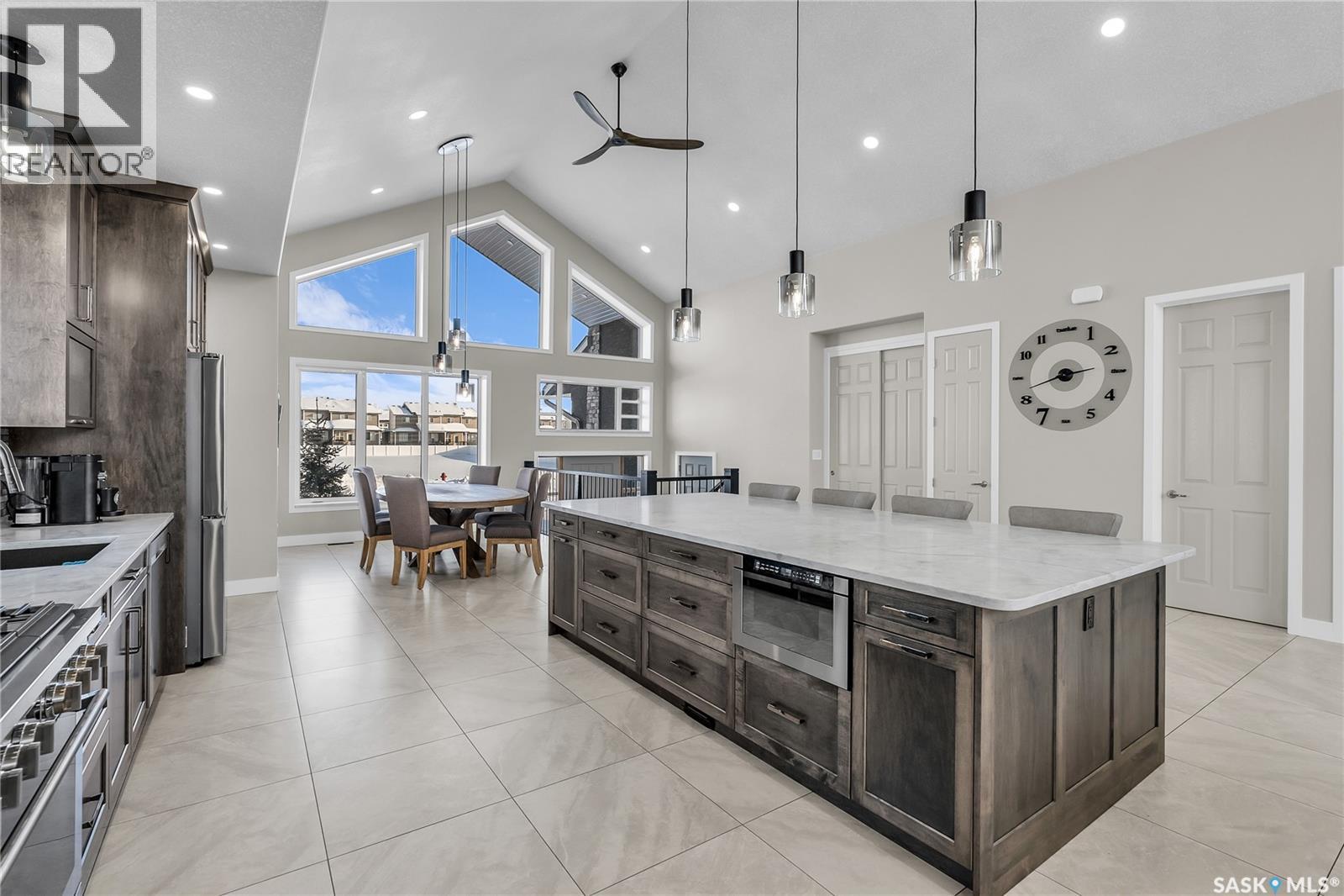 7 Loewen Court, Warman, SK - Indoor Photo Showing Kitchen With Upgraded Kitchen