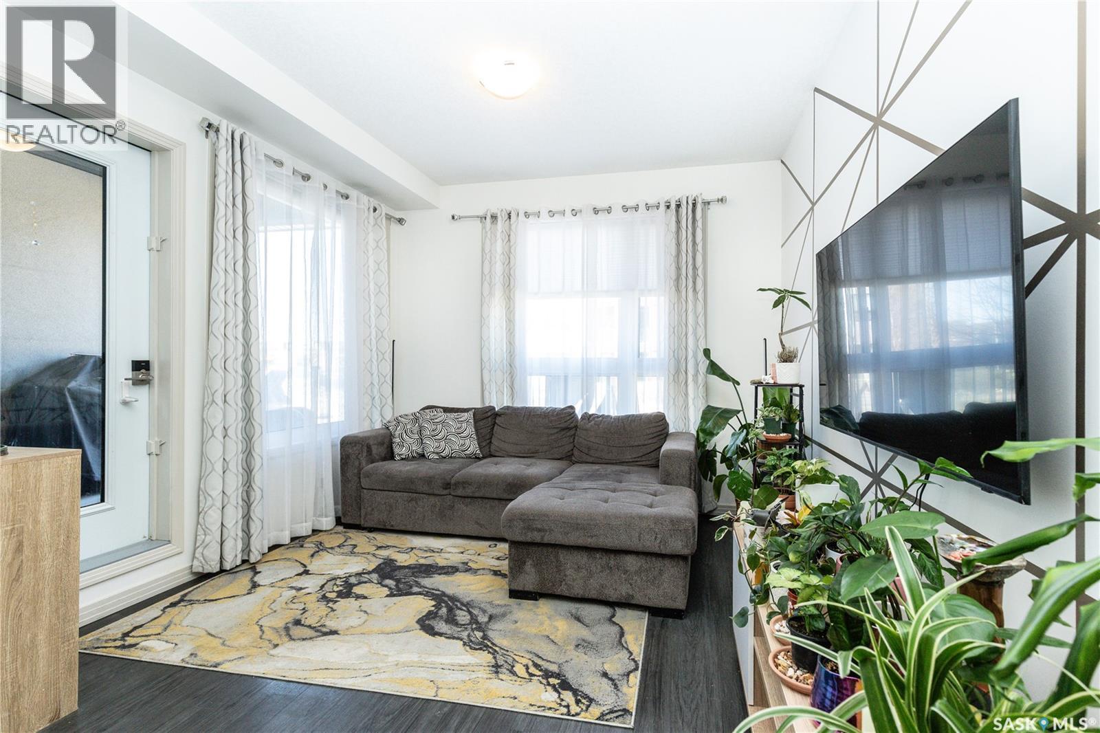 122 223 Evergreen Square, Saskatoon, SK - Indoor Photo Showing Living Room