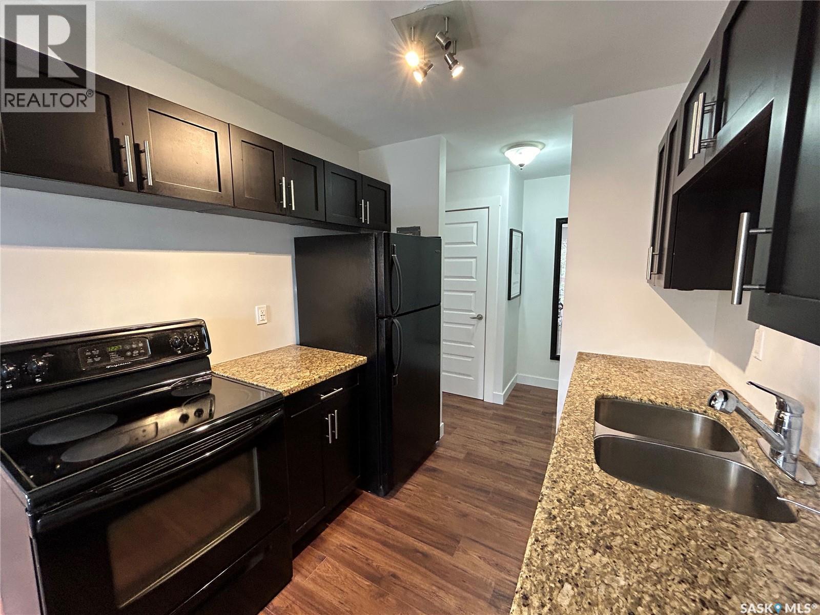 17 208 Lindsay Place, Saskatoon, SK - Indoor Photo Showing Kitchen With Double Sink