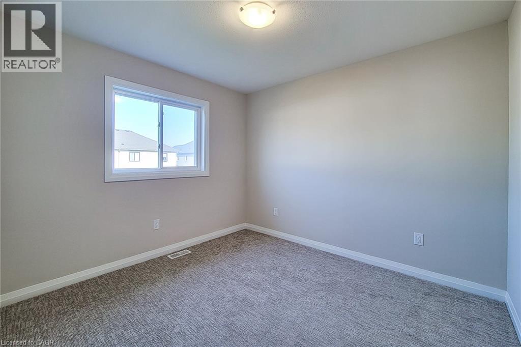 Neutral-toned room featuring a single window, light gray walls, and patterned gray carpet - 111 Alicia Crescent, Thorold, ON
