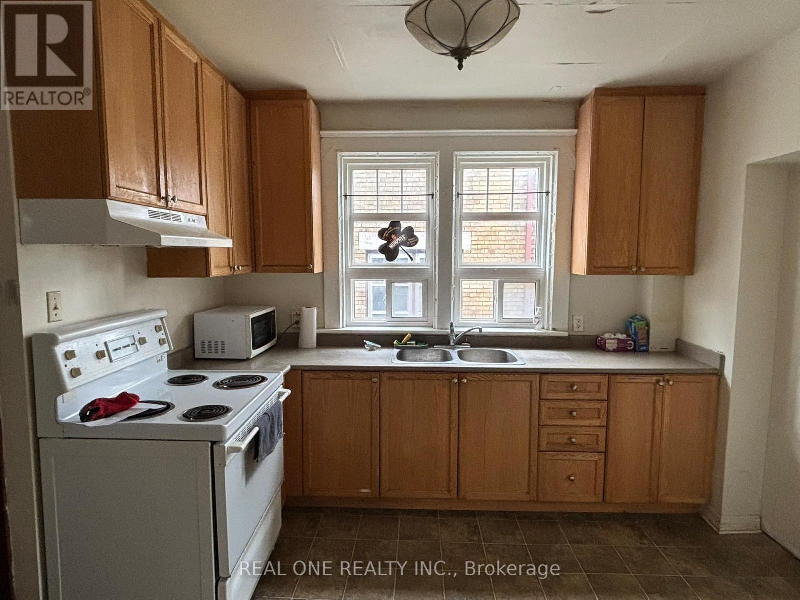 93 Peppler Street, Waterloo, ON - Indoor Photo Showing Kitchen With Double Sink