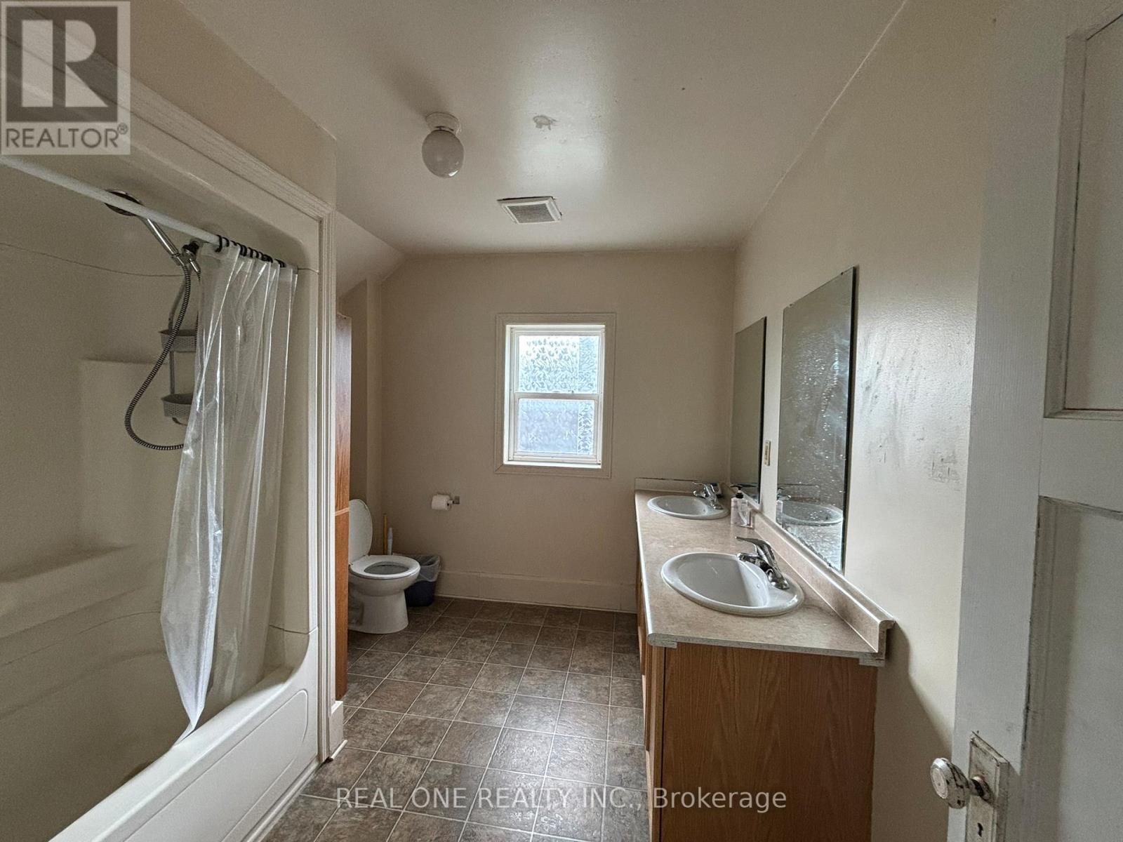 93 Peppler Street, Waterloo, ON - Indoor Photo Showing Bathroom