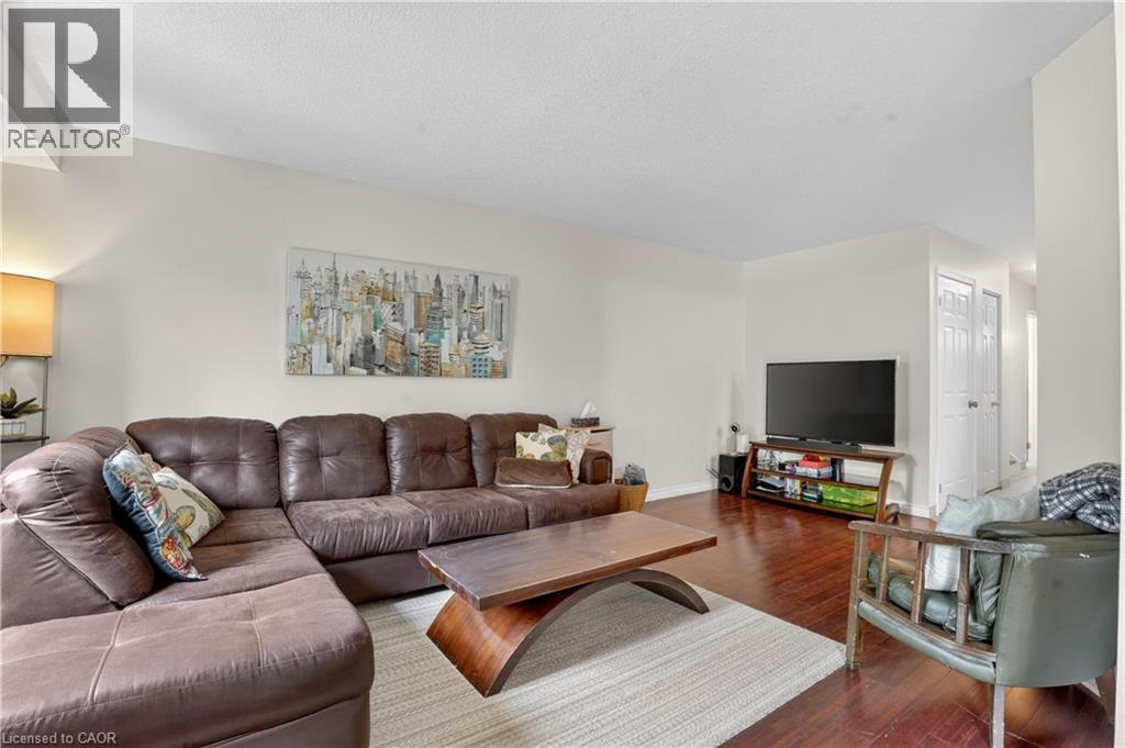 331 Keewatin Avenue, Kitchener, ON - Indoor Photo Showing Living Room