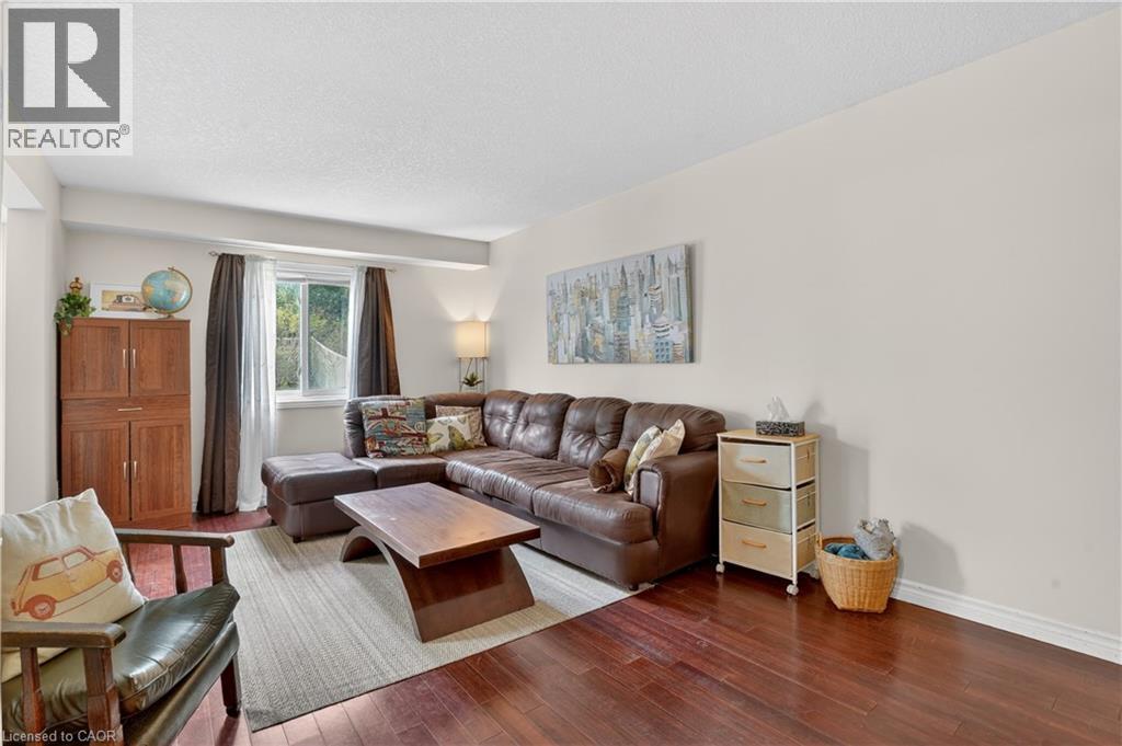 331 Keewatin Avenue, Kitchener, ON - Indoor Photo Showing Living Room