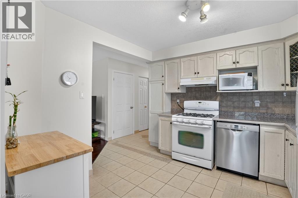 331 Keewatin Avenue, Kitchener, ON - Indoor Photo Showing Kitchen