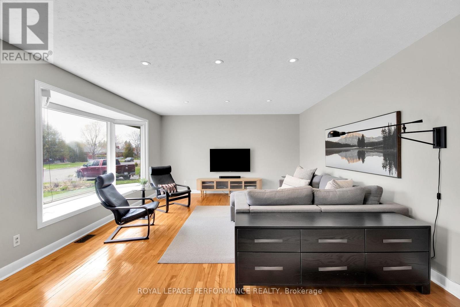1321 Rustic Drive, Ottawa, ON - Indoor Photo Showing Living Room