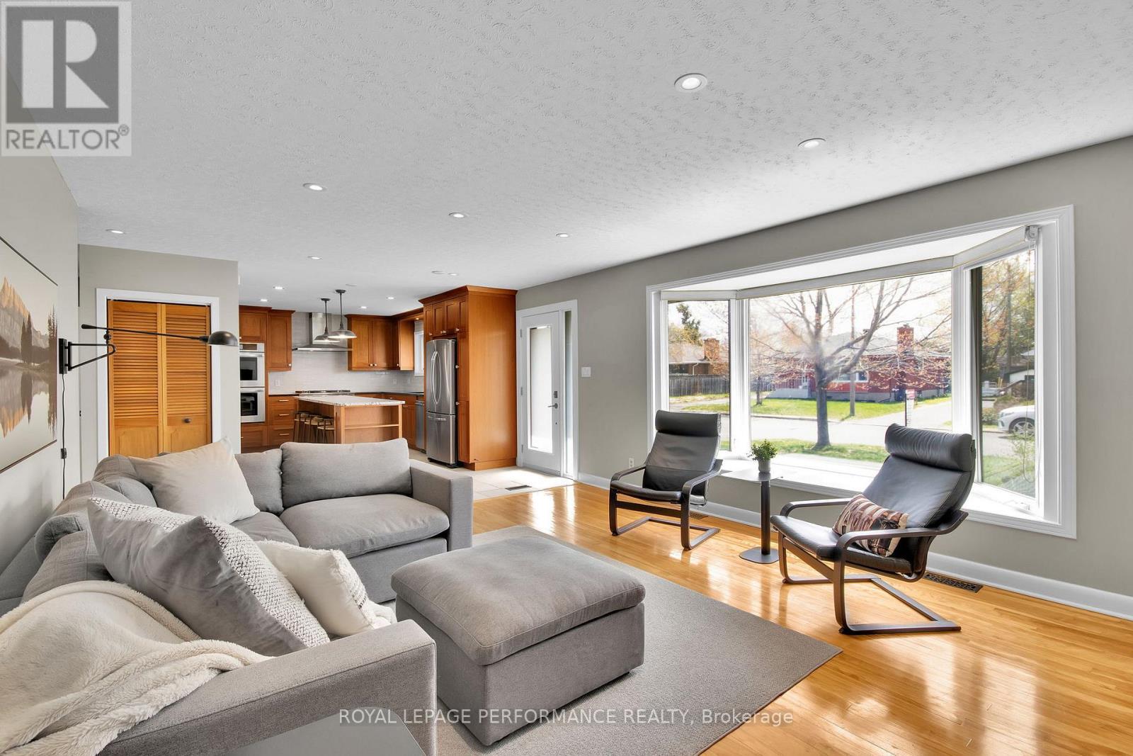 1321 Rustic Drive, Ottawa, ON - Indoor Photo Showing Living Room