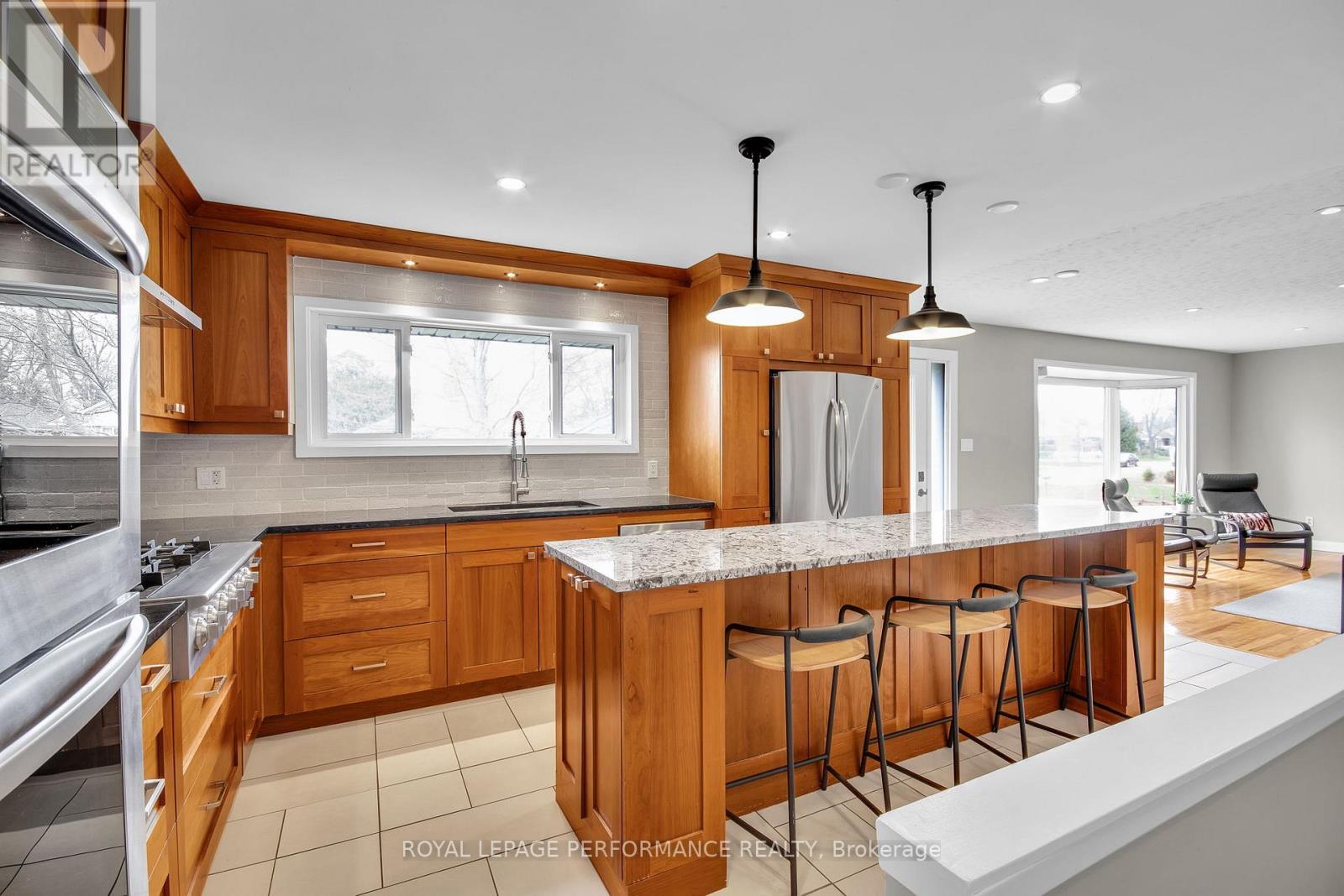 1321 Rustic Drive, Ottawa, ON - Indoor Photo Showing Kitchen With Upgraded Kitchen