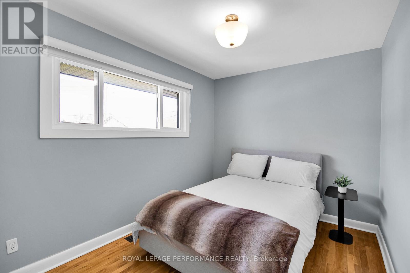 1321 Rustic Drive, Ottawa, ON - Indoor Photo Showing Bedroom