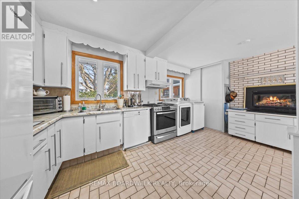 961 Kingsmere Avenue, Ottawa, ON - Indoor Photo Showing Kitchen