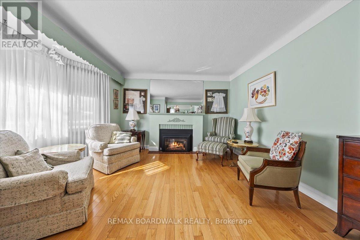 961 Kingsmere Avenue, Ottawa, ON - Indoor Photo Showing Living Room With Fireplace