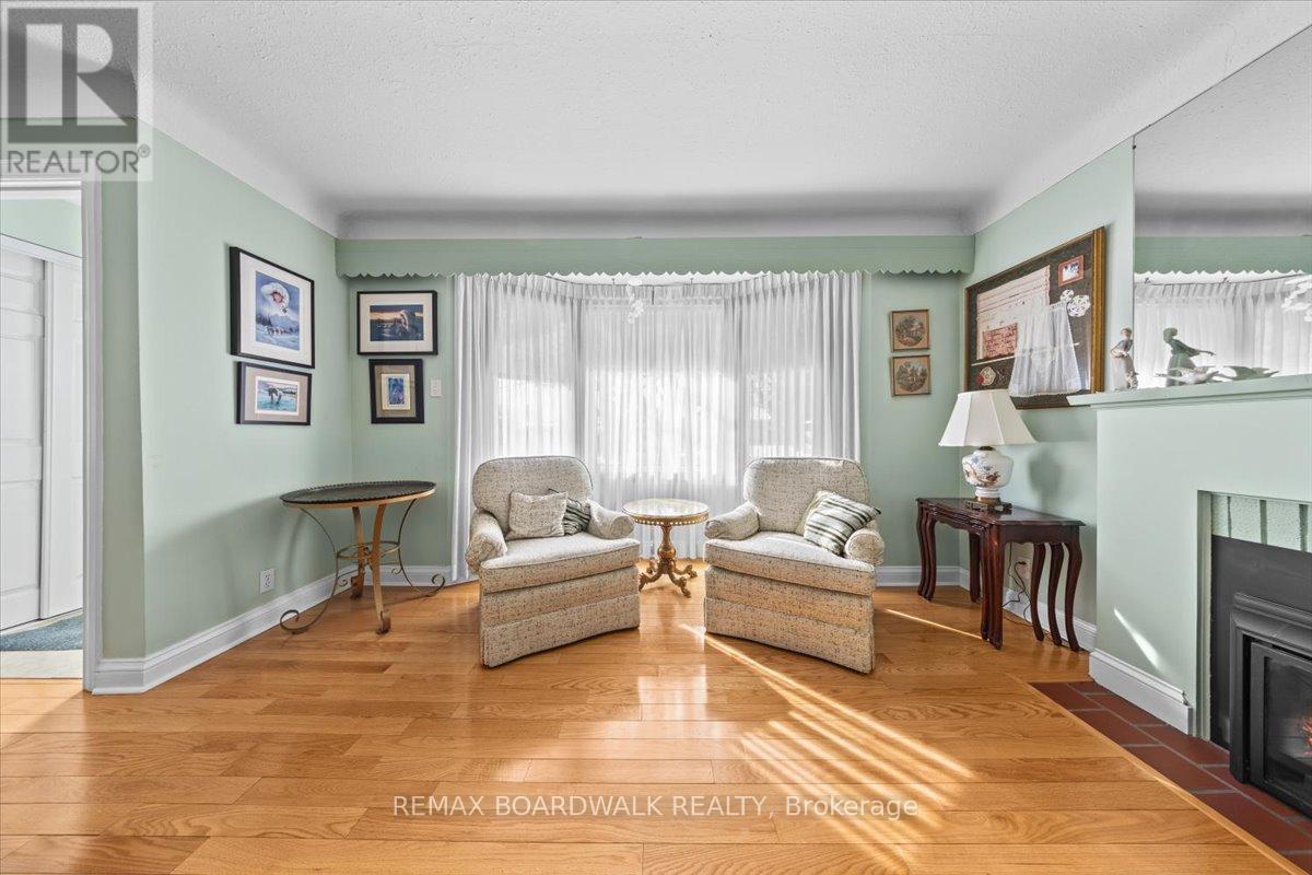 961 Kingsmere Avenue, Ottawa, ON - Indoor Photo Showing Living Room With Fireplace