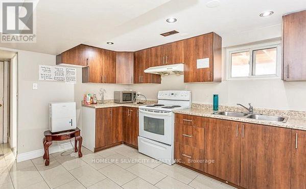 7208 Hermitage Road, Mississauga, ON - Indoor Photo Showing Kitchen With Double Sink