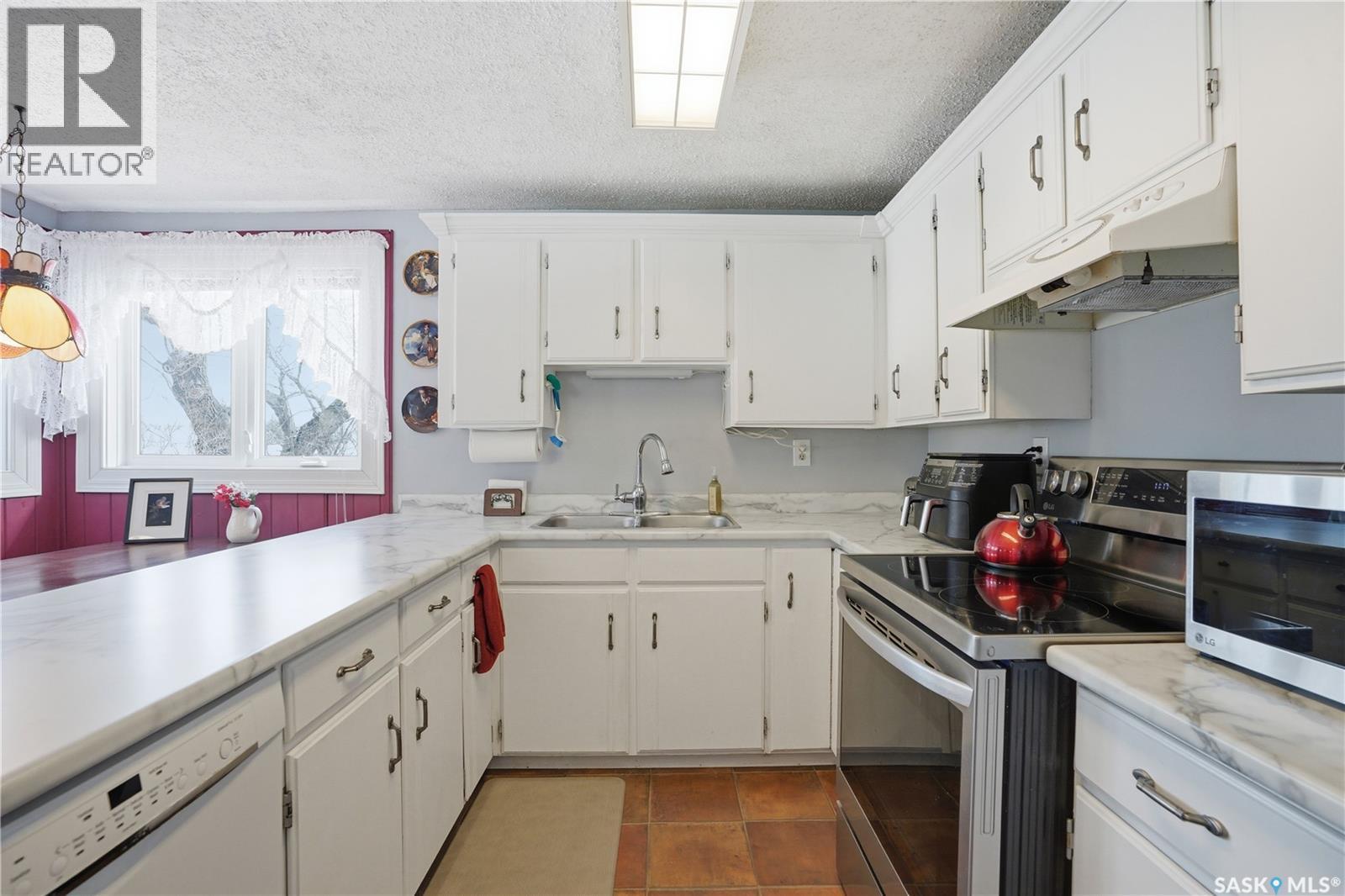 103 1St Street W, Hepburn, SK - Indoor Photo Showing Kitchen With Double Sink