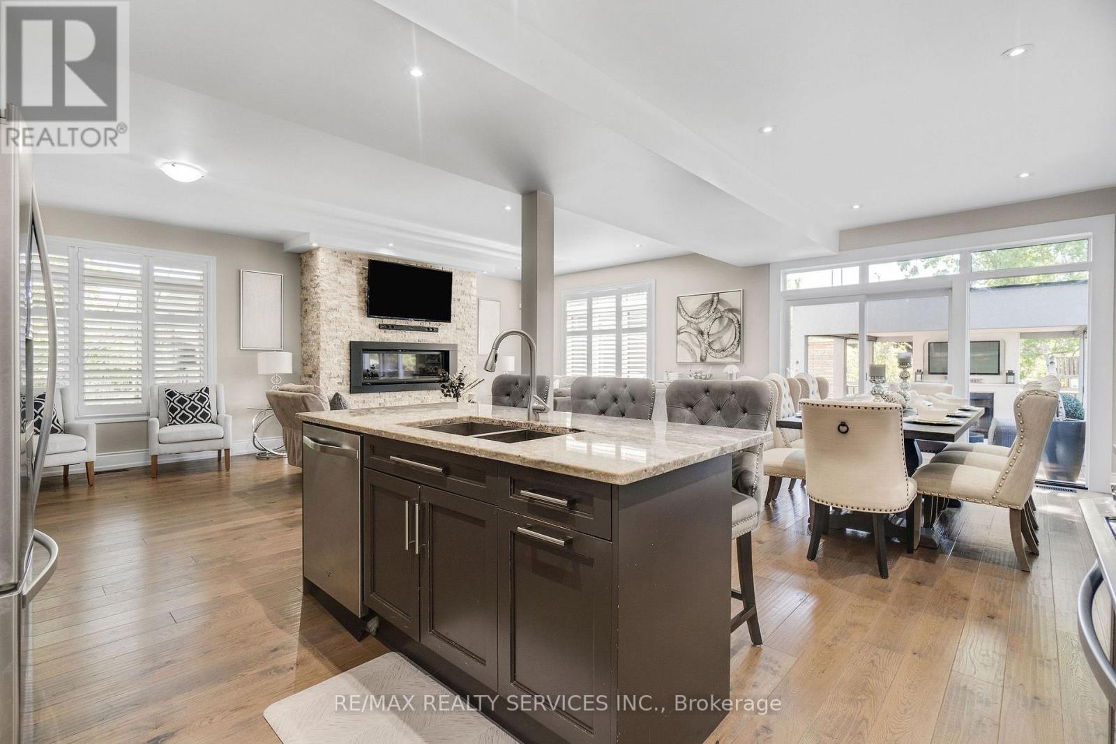 958 Beach Boulevard, Hamilton, ON - Indoor Photo Showing Kitchen With Stainless Steel Kitchen With Double Sink With Upgraded Kitchen