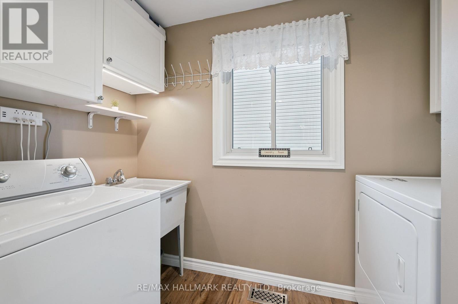 54 Blackwell Drive, Kitchener, ON - Indoor Photo Showing Laundry Room