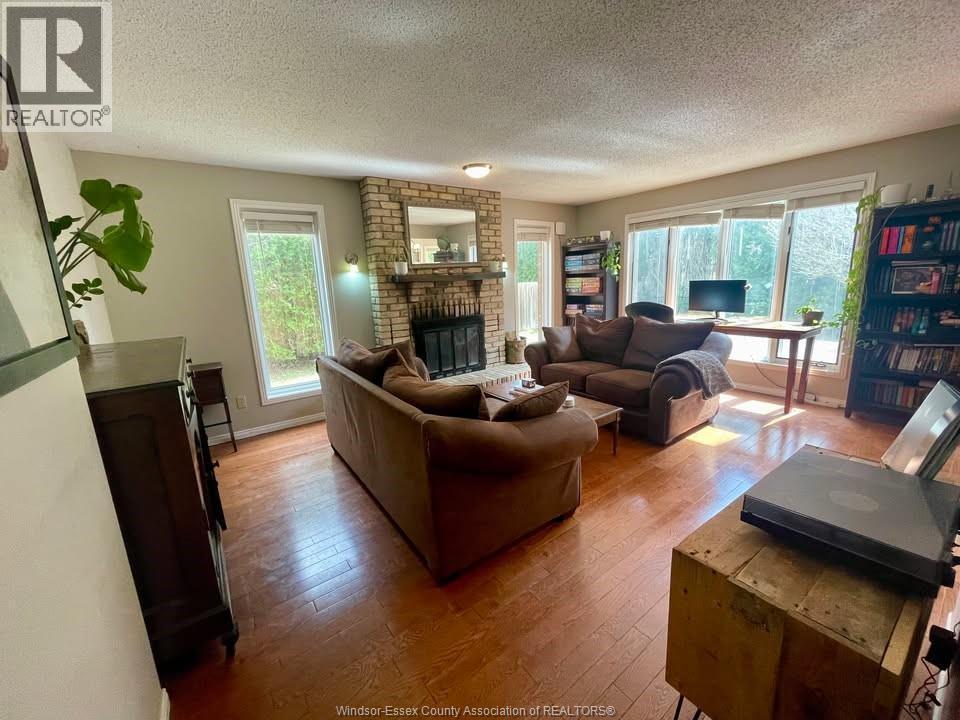 555 Jeffreybrook Drive, London, ON - Indoor Photo Showing Living Room With Fireplace