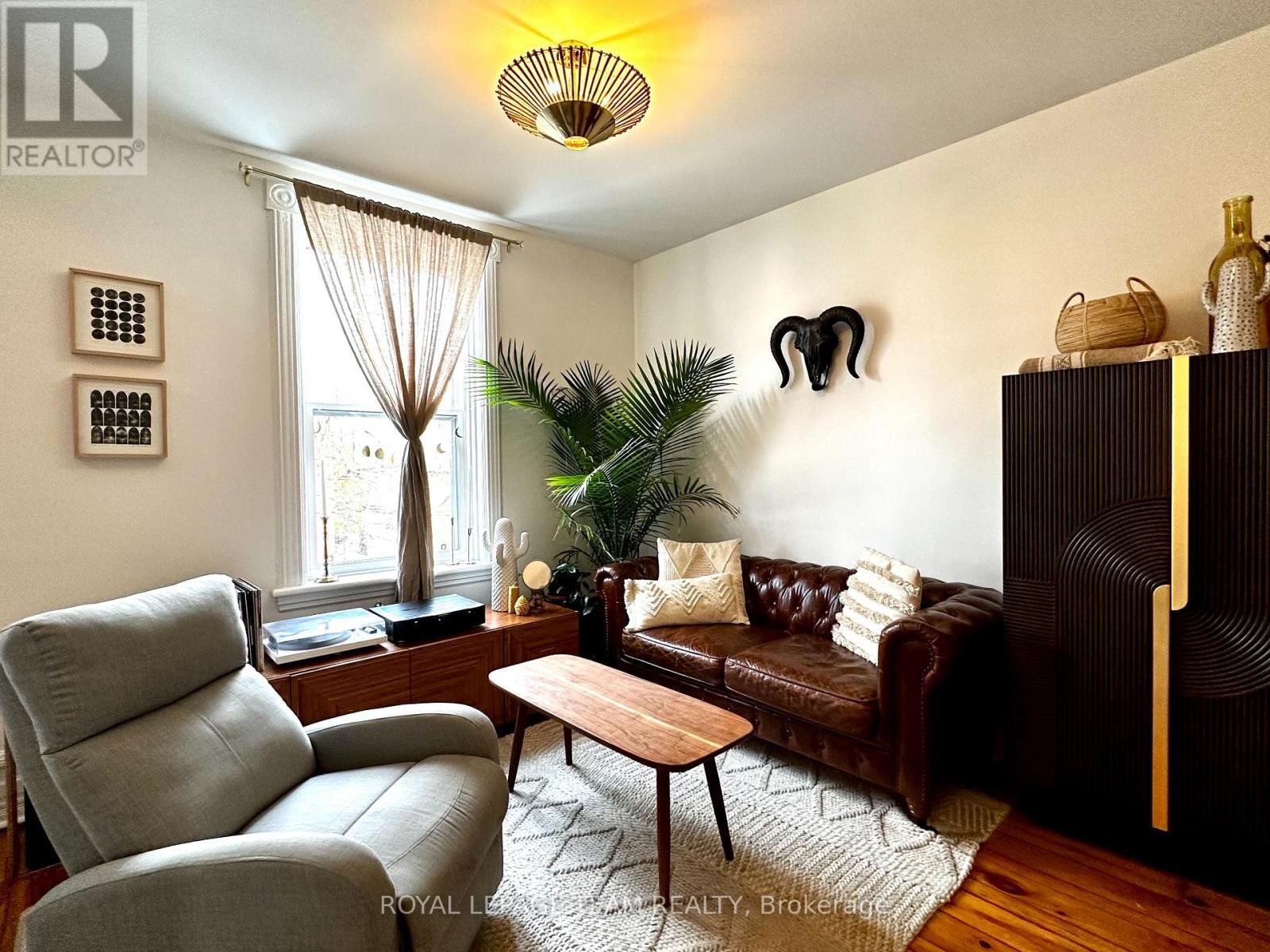 620 Cooper Street, Ottawa, ON - Indoor Photo Showing Living Room