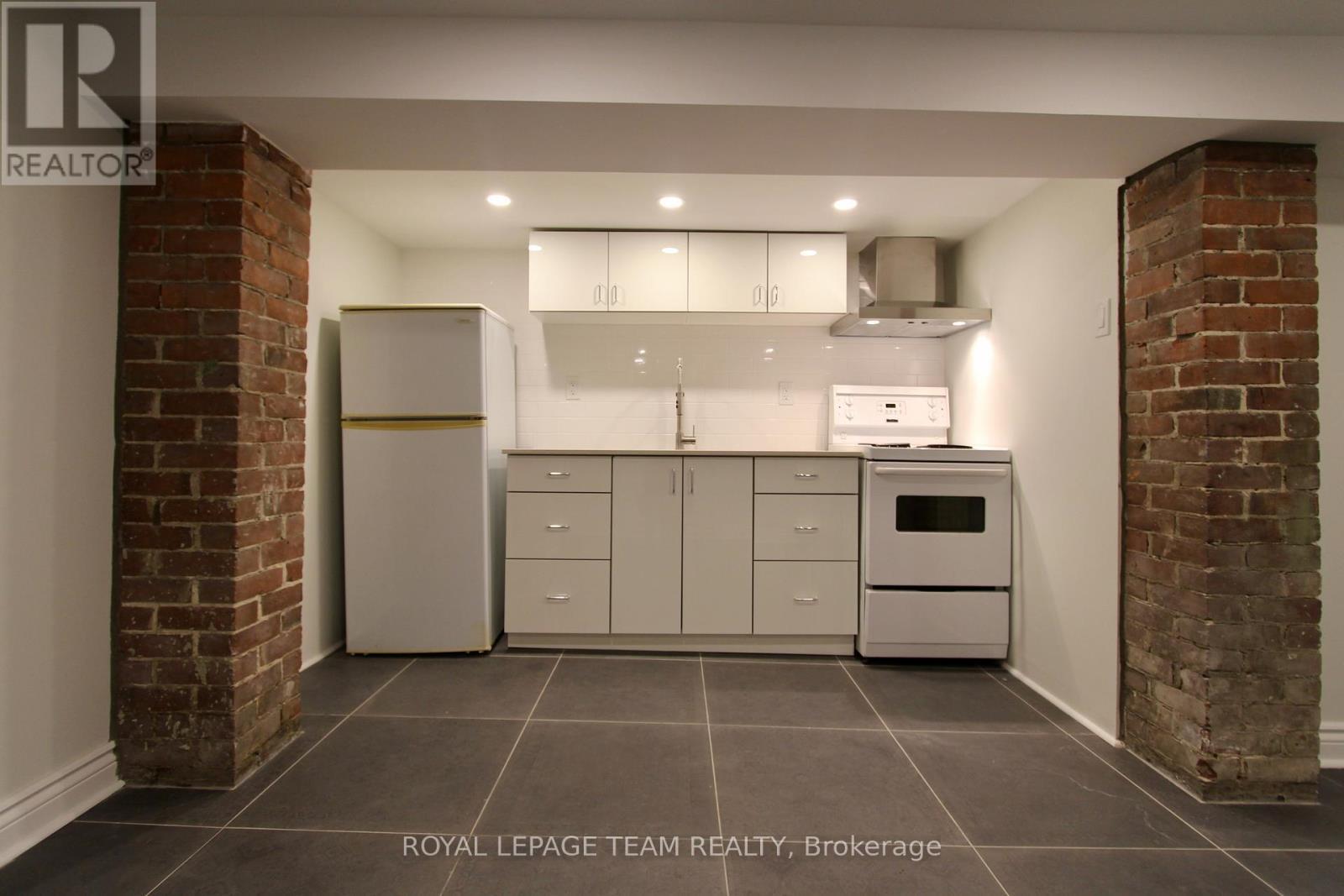 620 Cooper Street, Ottawa, ON - Indoor Photo Showing Kitchen