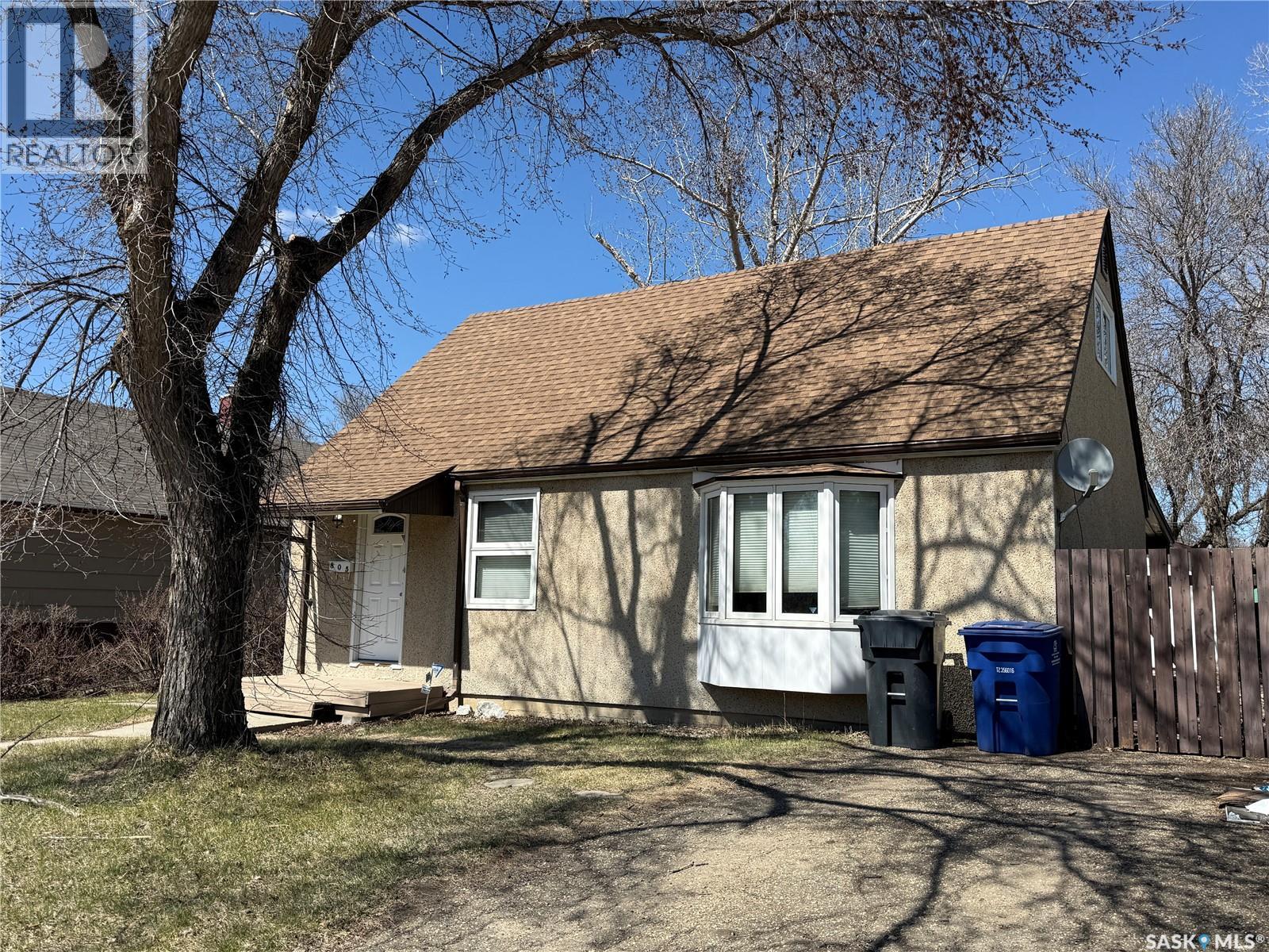 805 Souris Avenue, Weyburn, SK - Outdoor