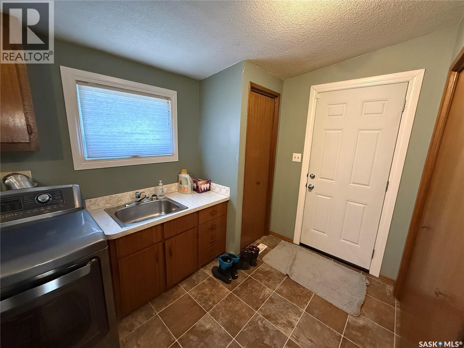 805 Souris Avenue, Weyburn, SK - Indoor