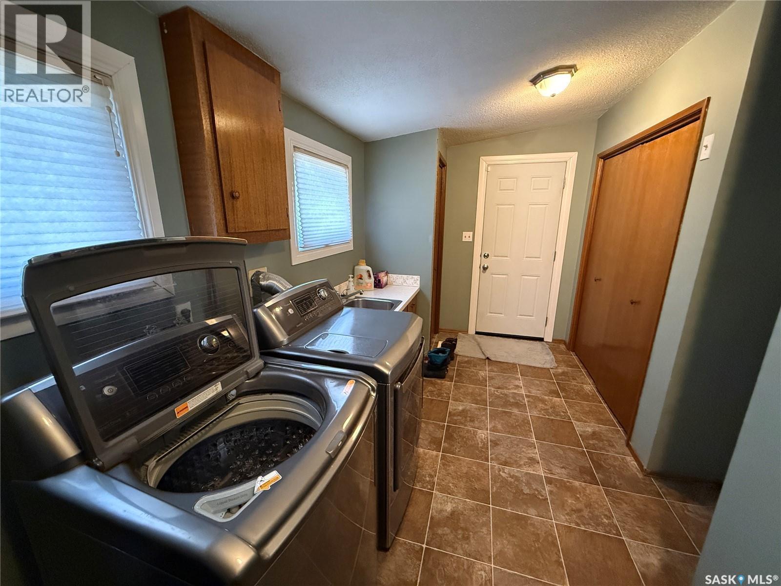 805 Souris Avenue, Weyburn, SK - Indoor Photo Showing Laundry Room