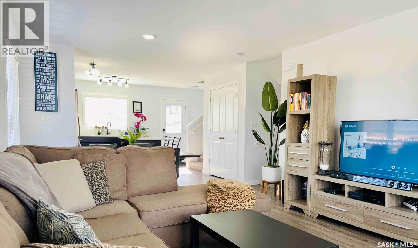 8005 Flax Avenue, Regina, SK - Indoor Photo Showing Living Room