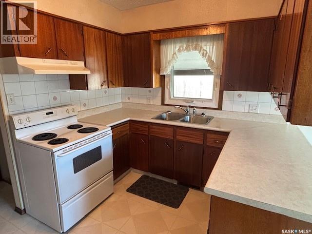 210 Alexander Avenue, Canora, SK - Indoor Photo Showing Kitchen With Double Sink