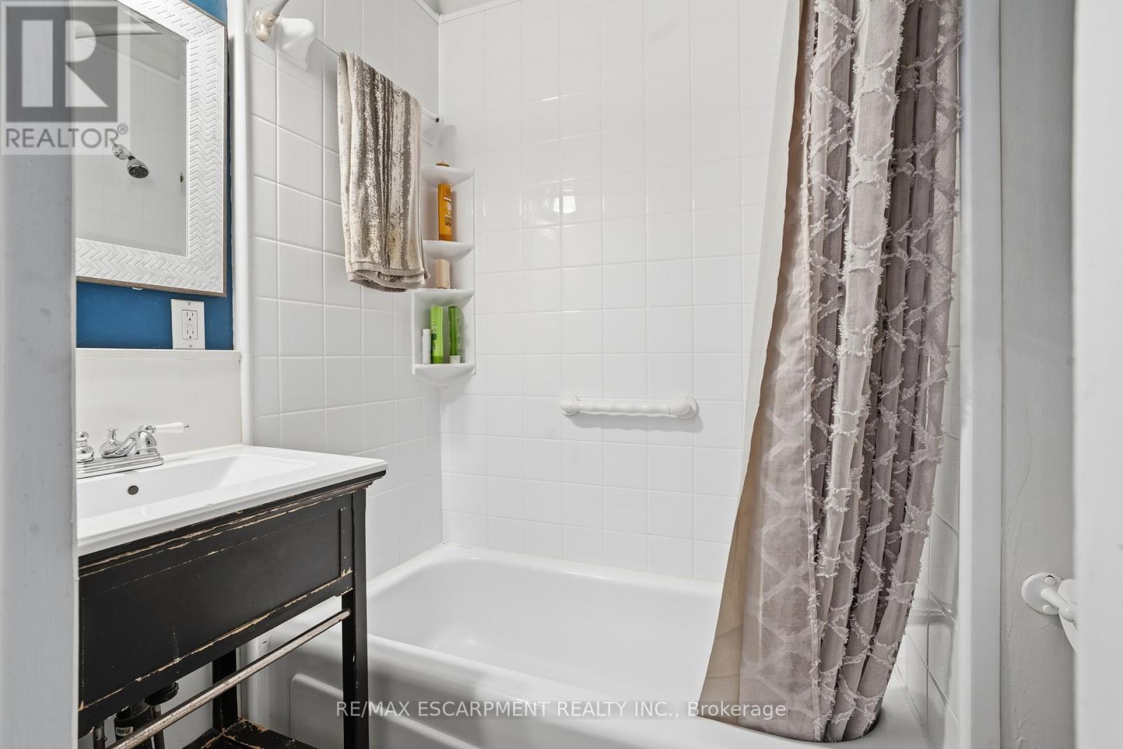 137 Market Street, Hamilton, ON - Indoor Photo Showing Bathroom