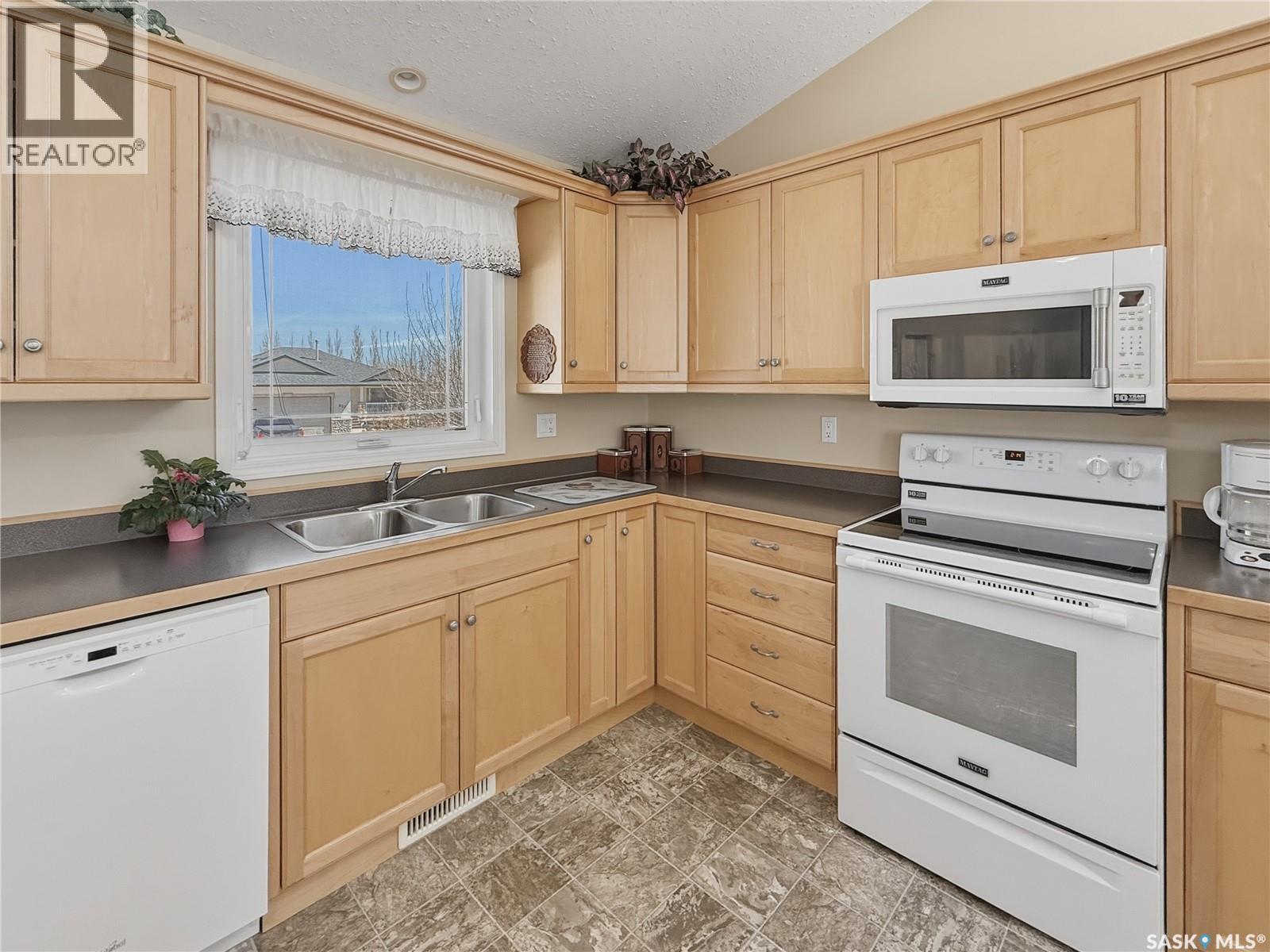 530 Palliser Drive, Swift Current, SK - Indoor Photo Showing Kitchen With Double Sink