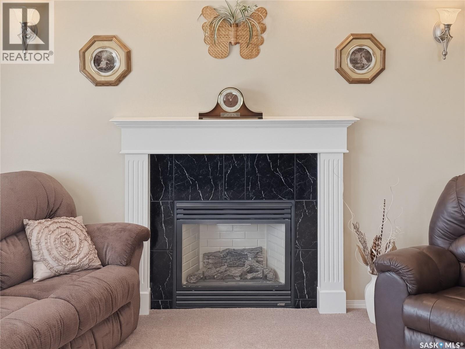 530 Palliser Drive, Swift Current, SK - Indoor Photo Showing Living Room With Fireplace