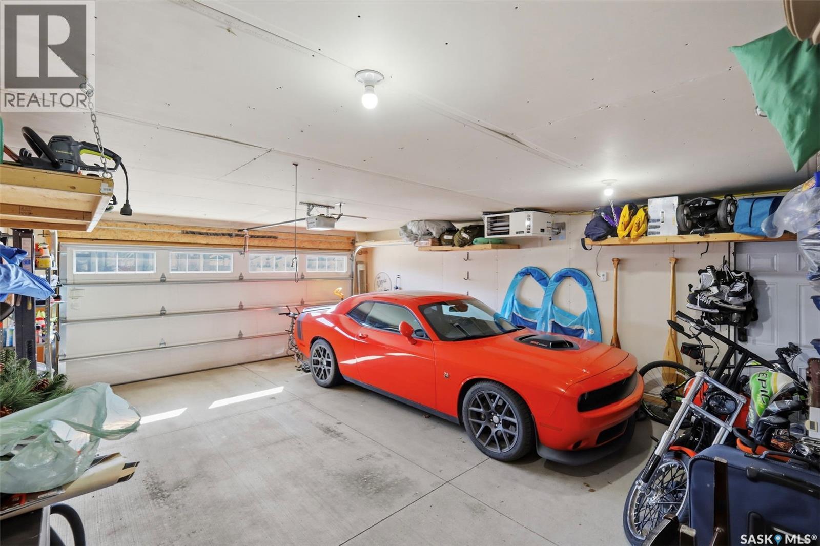 1047 Kolynchuk Crescent, Saskatoon, SK - Indoor Photo Showing Garage