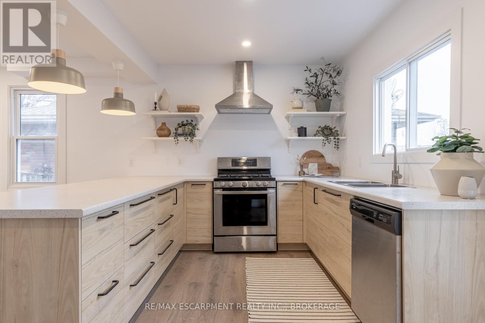 50 Fifth Street, Welland (Lincoln/Crowland), ON - Indoor Photo Showing Kitchen