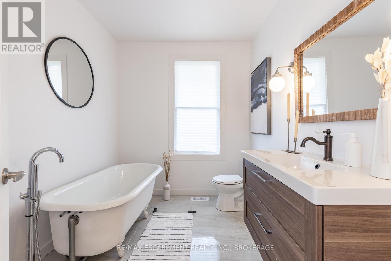 50 Fifth Street, Welland (Lincoln/Crowland), ON - Indoor Photo Showing Bathroom