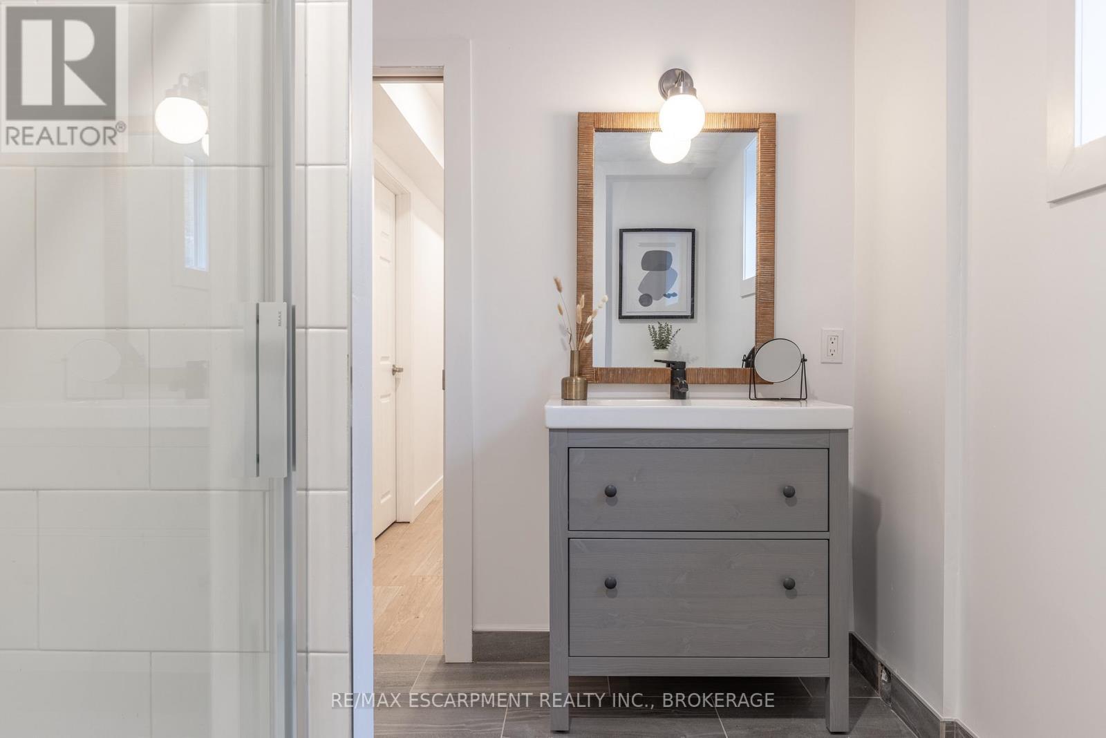50 Fifth Street, Welland (Lincoln/Crowland), ON - Indoor Photo Showing Bathroom
