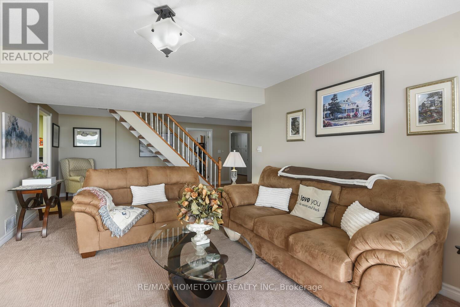 1111 Burnside Drive, Augusta, ON - Indoor Photo Showing Living Room
