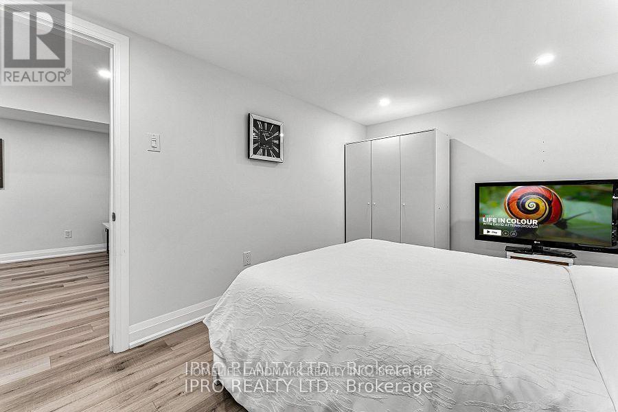 2595 Windjammer Road, Mississauga, ON - Indoor Photo Showing Bedroom