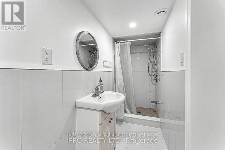 2595 Windjammer Road, Mississauga, ON - Indoor Photo Showing Bathroom