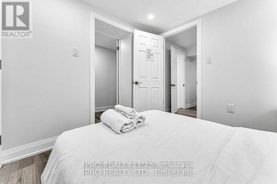 2595 Windjammer Road, Mississauga, ON - Indoor Photo Showing Bedroom