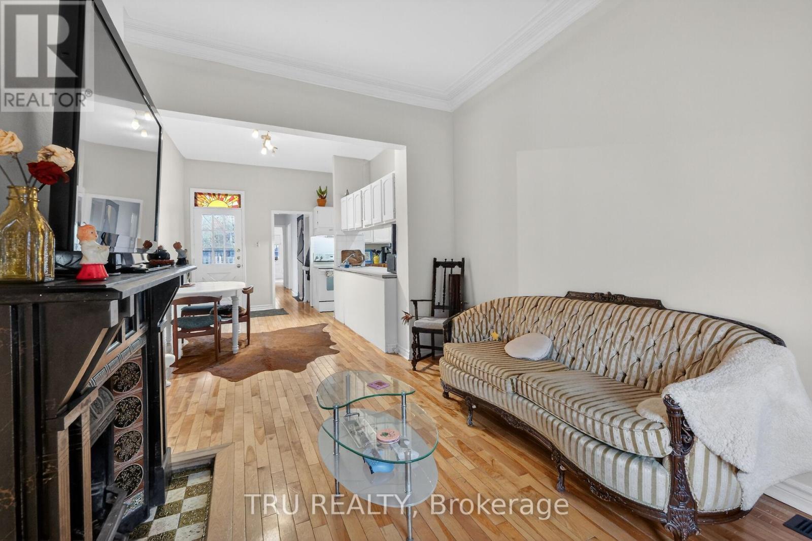 84 James Street, Ottawa, ON - Indoor Photo Showing Living Room