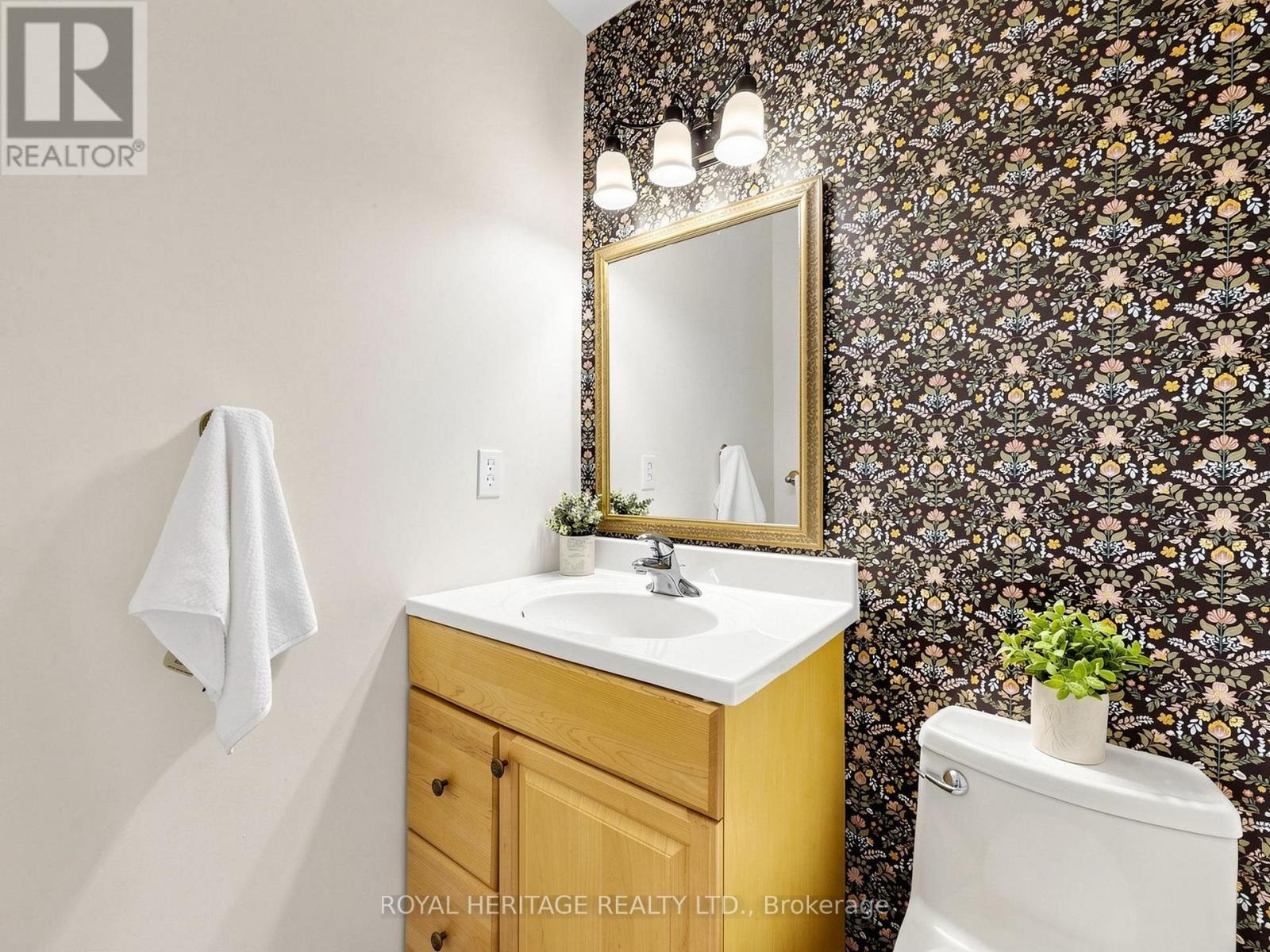 Powder room - 1237 Fieldstone Circle N, Pickering, ON - Indoor Photo Showing Bathroom