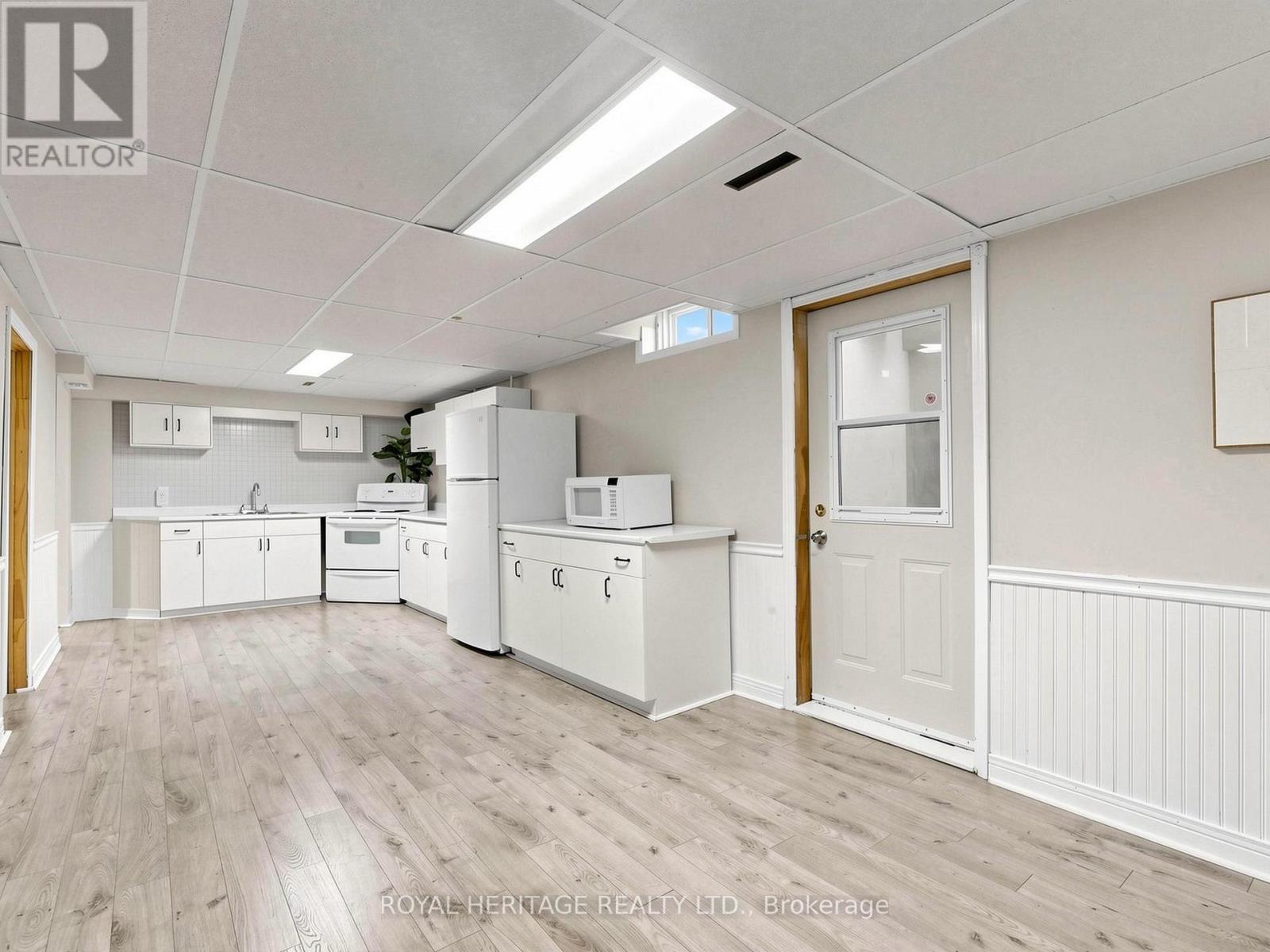Separate entrance - 1237 Fieldstone Circle N, Pickering, ON - Indoor Photo Showing Kitchen