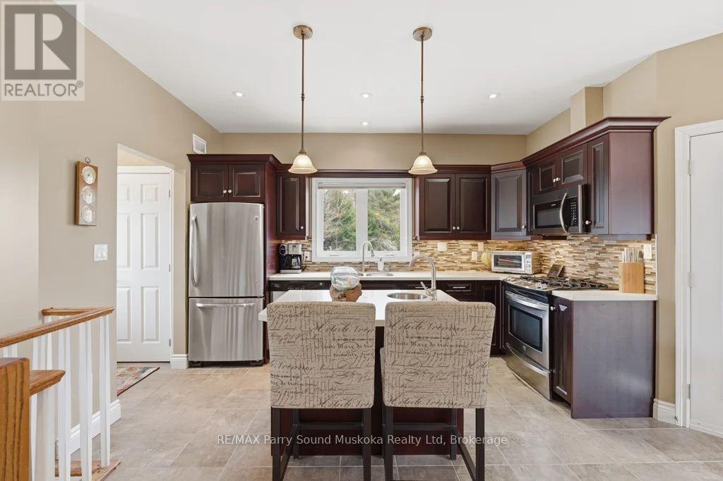 132 Lawson Drive, Kearney, ON - Indoor Photo Showing Kitchen With Upgraded Kitchen