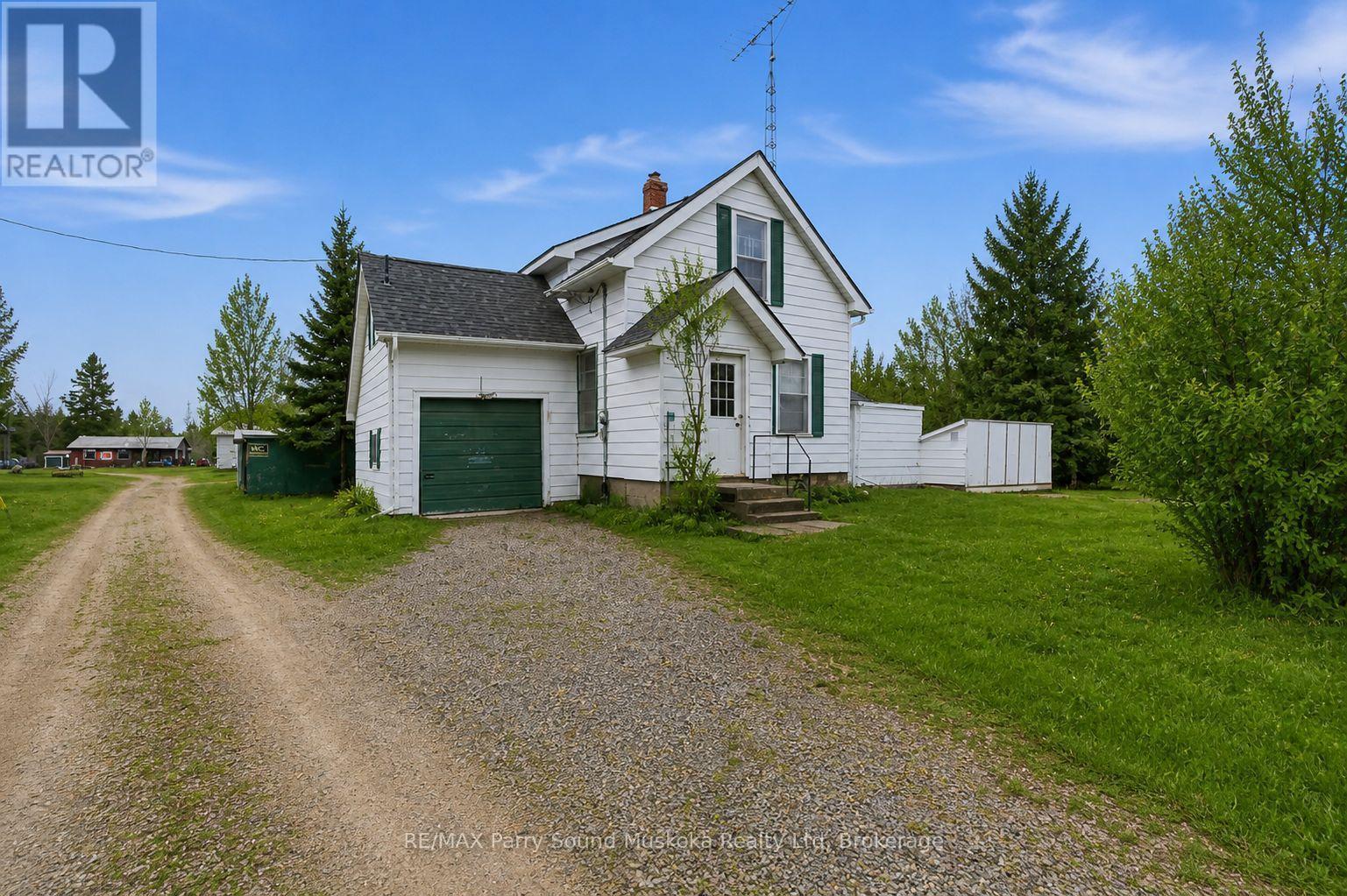 Second house on property is vacant - 132 Lawson Drive, Kearney, ON - Outdoor