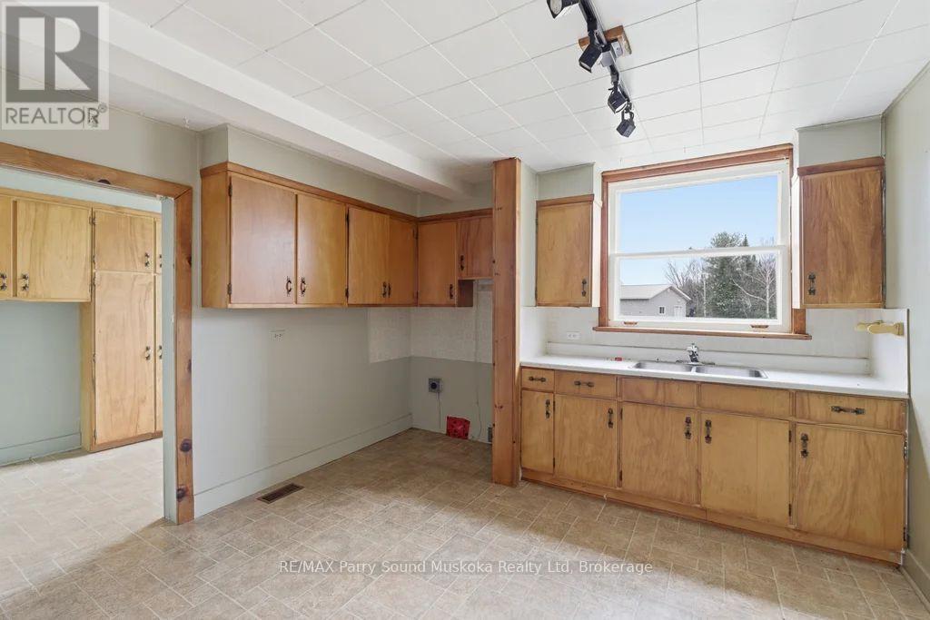 132 Lawson Drive, Kearney, ON - Indoor Photo Showing Kitchen With Double Sink