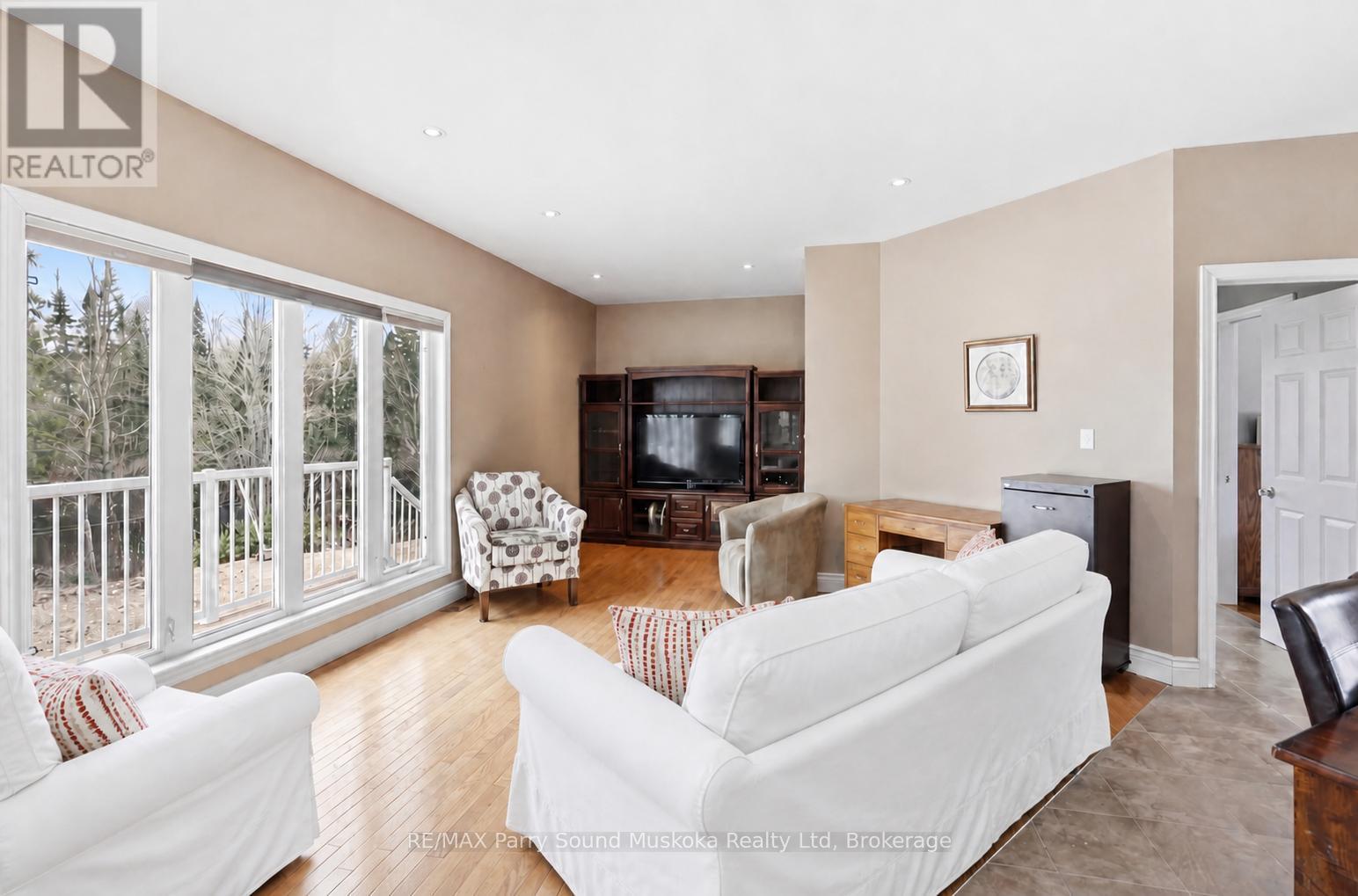 132 Lawson Drive, Kearney, ON - Indoor Photo Showing Living Room