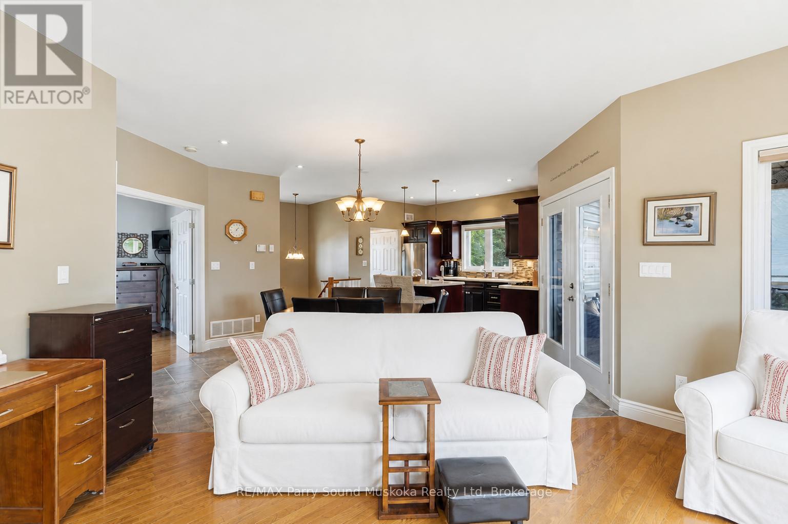 132 Lawson Drive, Kearney, ON - Indoor Photo Showing Living Room