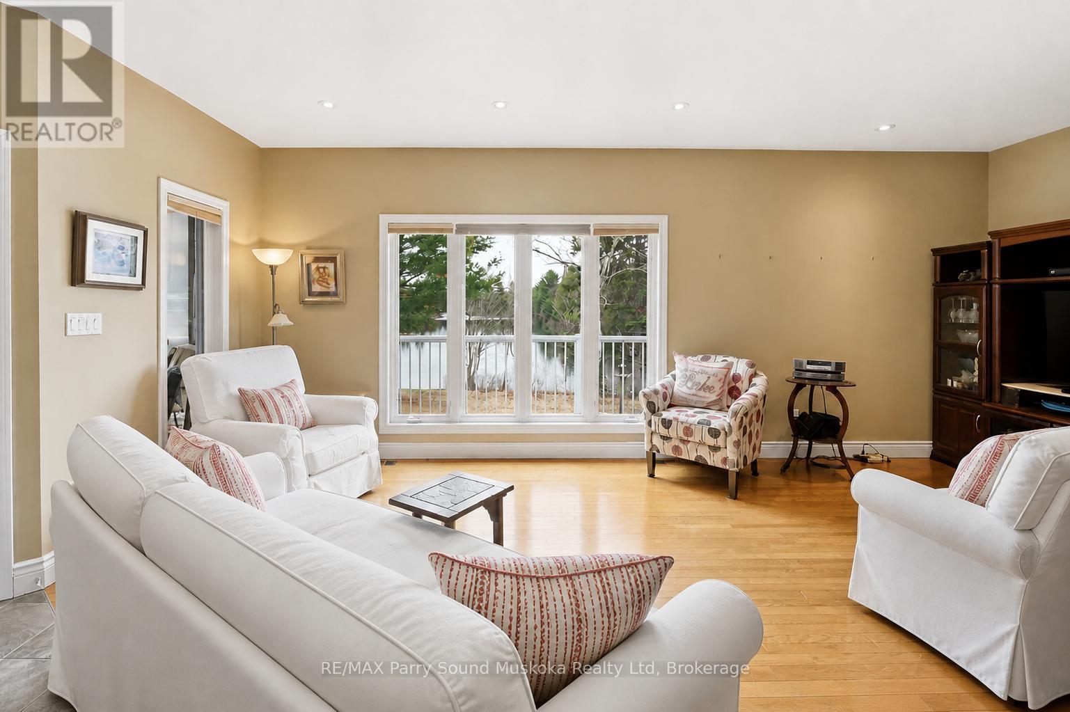 132 Lawson Drive, Kearney, ON - Indoor Photo Showing Living Room