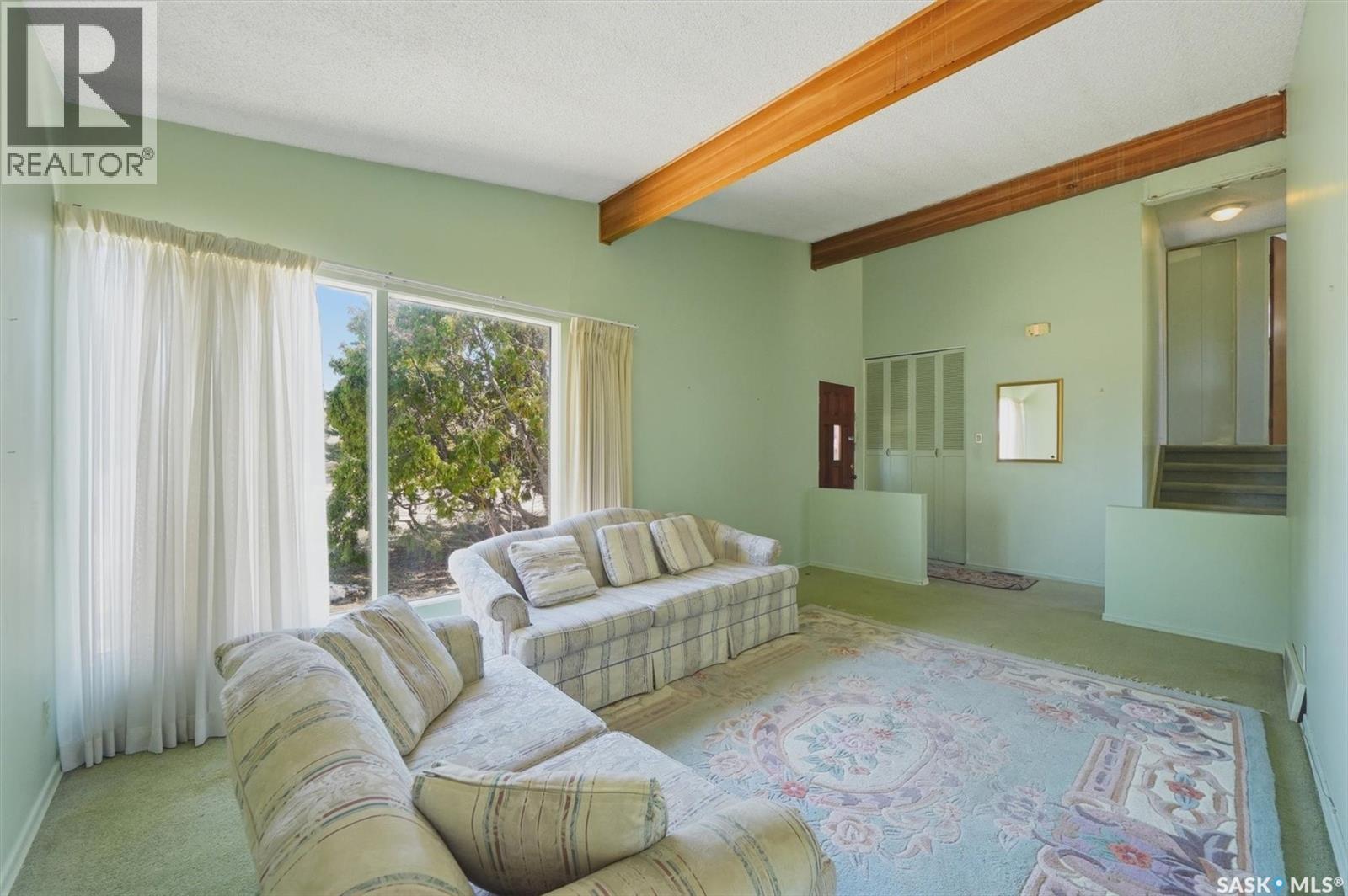 706 Arlington Avenue, Saskatoon, SK - Indoor Photo Showing Living Room