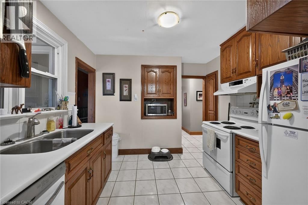 186 Seneca Avenue, Hamilton, ON - Indoor Photo Showing Kitchen With Double Sink